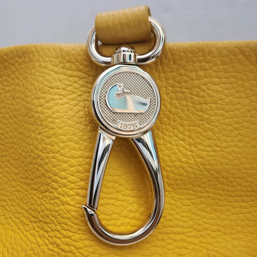 Dooney & Bourke Bag GUC Pebble Leather Logo Lock Hobo Shoulder Sac in yellow Lrg